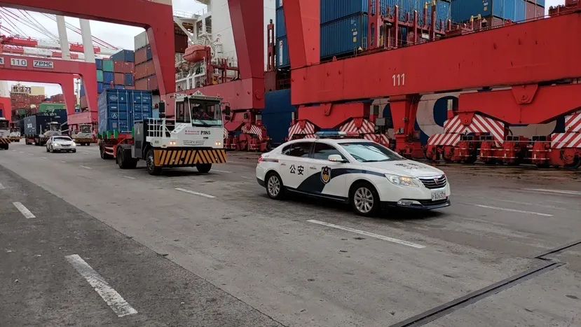 进博会首批海运全展品今日顺利抵沪！上海警方牵头多部门保驾护航